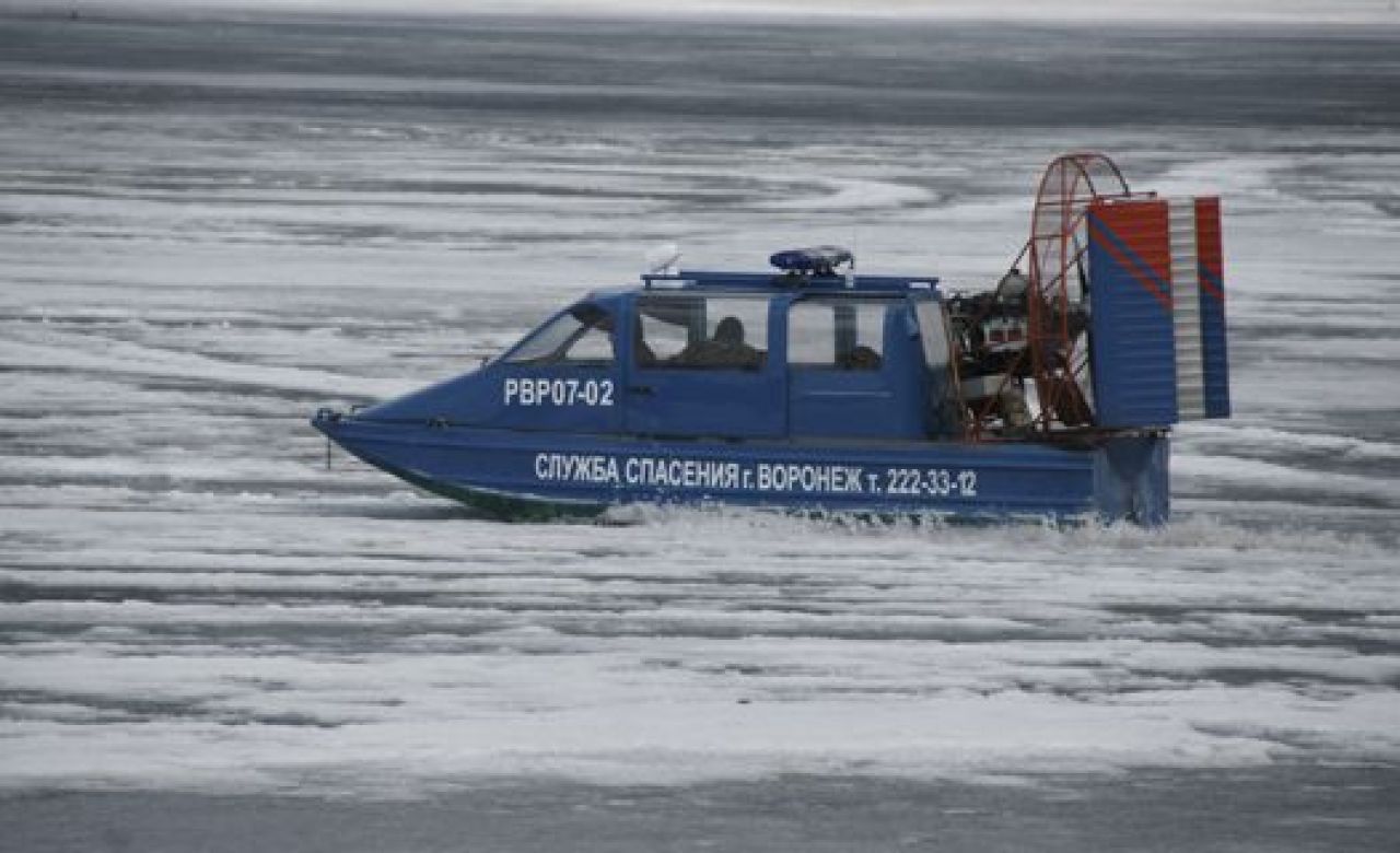 Рыбака, которому стало плохо на водохранилище, пришлось снимать со льда спасателям