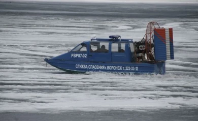 Рыбака, которому стало плохо на водохранилище, пришлось снимать со льда спасателям