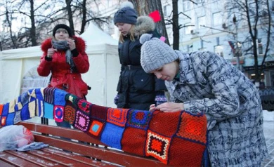 В Кольцовском сквере детей учили делать ёлочные игрушки из лампочек и шерсти