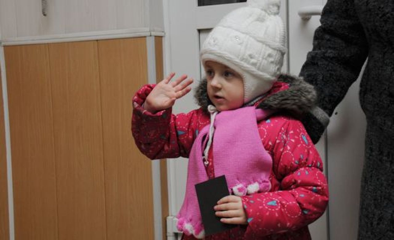 Лерочка услышала об акции от взрослых и захотела тоже стать волшебницей под Новый год.