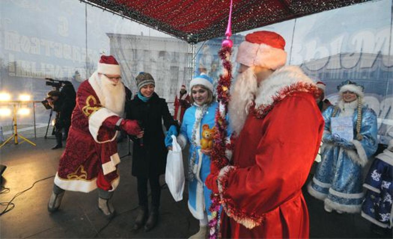 На параде Дедов Морозов «МОЁ!» наградила самых спортивных новогодних персонажей