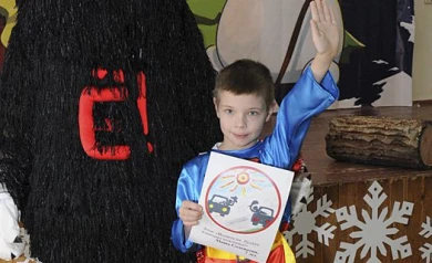 7-летний воронежец, нарисовавший дорожный знак «Дружба водителей», выиграл планшет