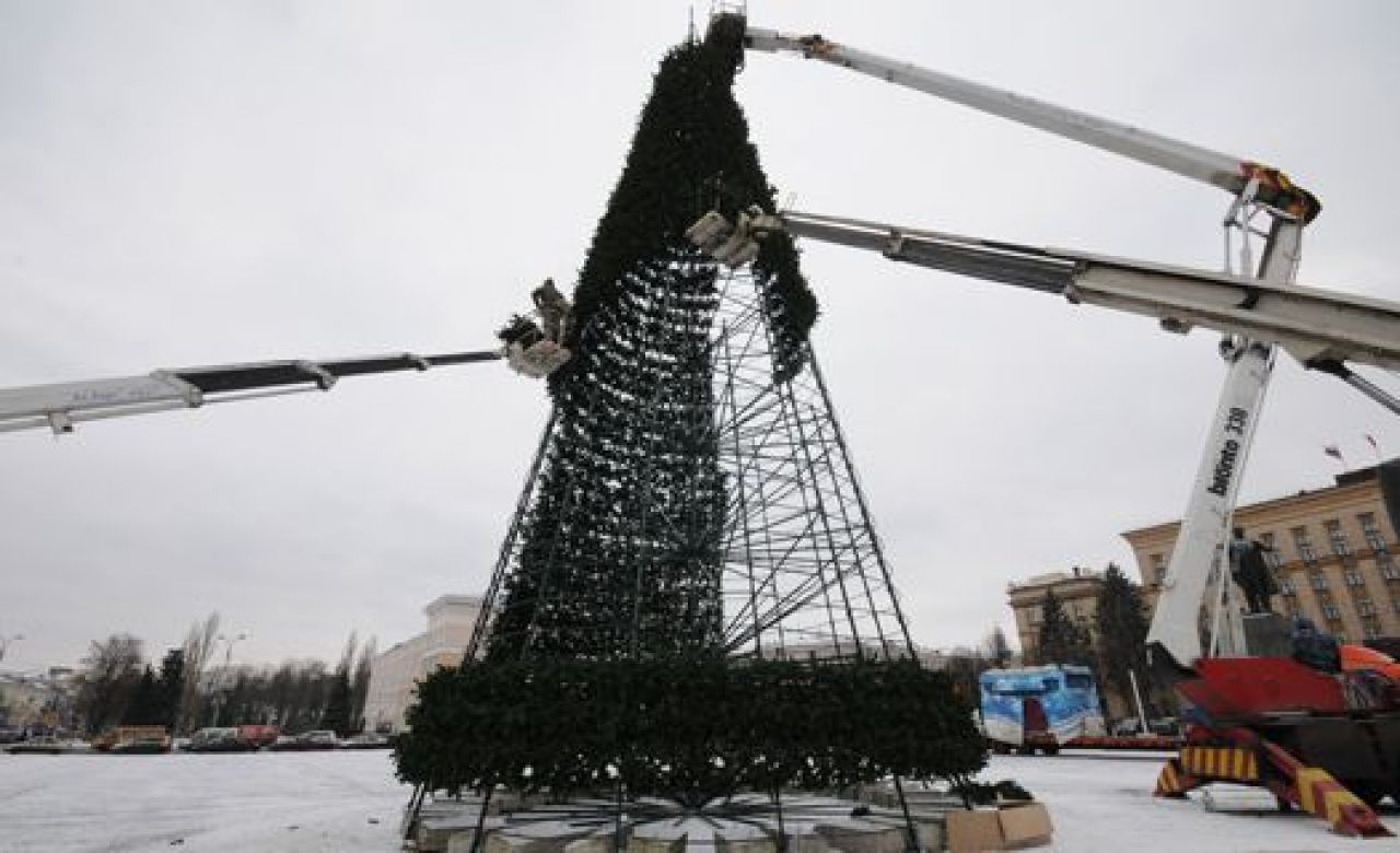Новогоднюю ёлку на площади Ленина разберут после Крещения