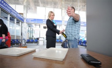 Из-за угрозы теракта в аэропорту «Воронеж» пассажиры будут сдавать в багаж даже ...