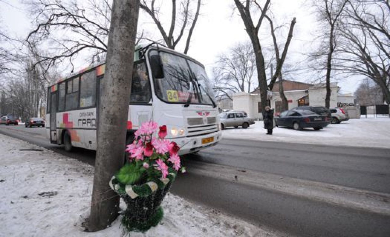 Место, где в декабре 2013 года под колёсами маршрутки погиб школьник