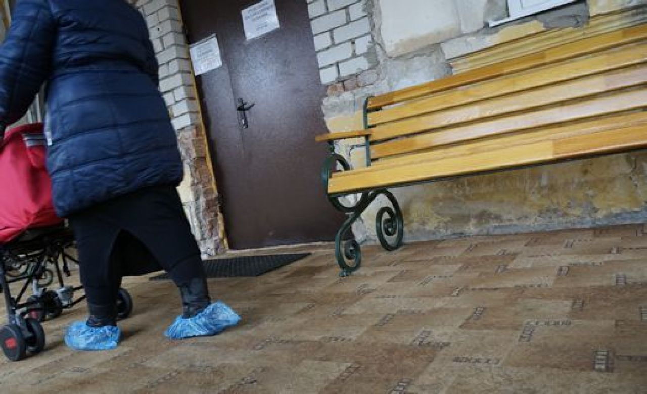 Лавочка у хосписа, где оставили ребёнка