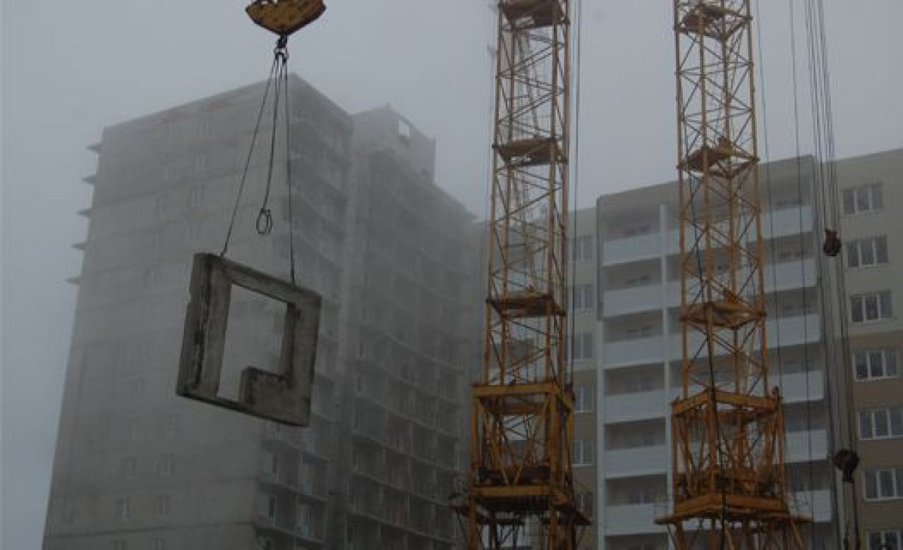 На стройплощадке на левом берегу чуть не упал башенный кран