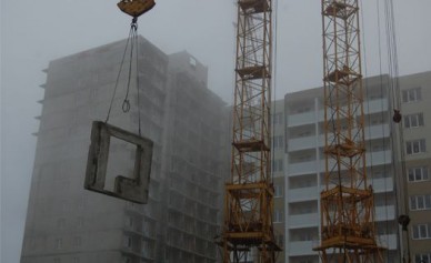 На стройплощадке на левом берегу чуть не упал башенный кран