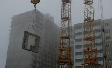 На стройплощадке на левом берегу чуть не упал башенный кран