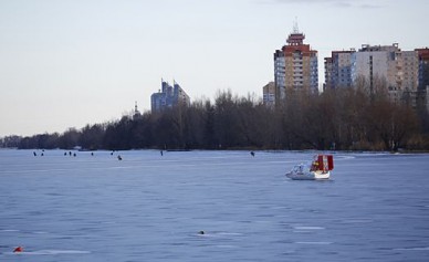 На Воронежском водохранилище утром под лёд провалился мужчина