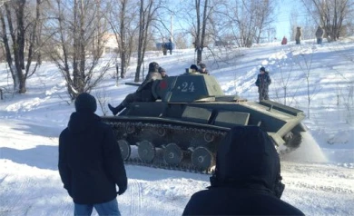 Танк Т-70, приехавший на военную реконструкцию в Воронеж, занесло, когда он спускался с горки
