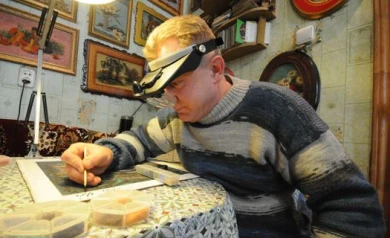 Каменщик из Воронежской области создаёт удивительной красоты картины из бисера