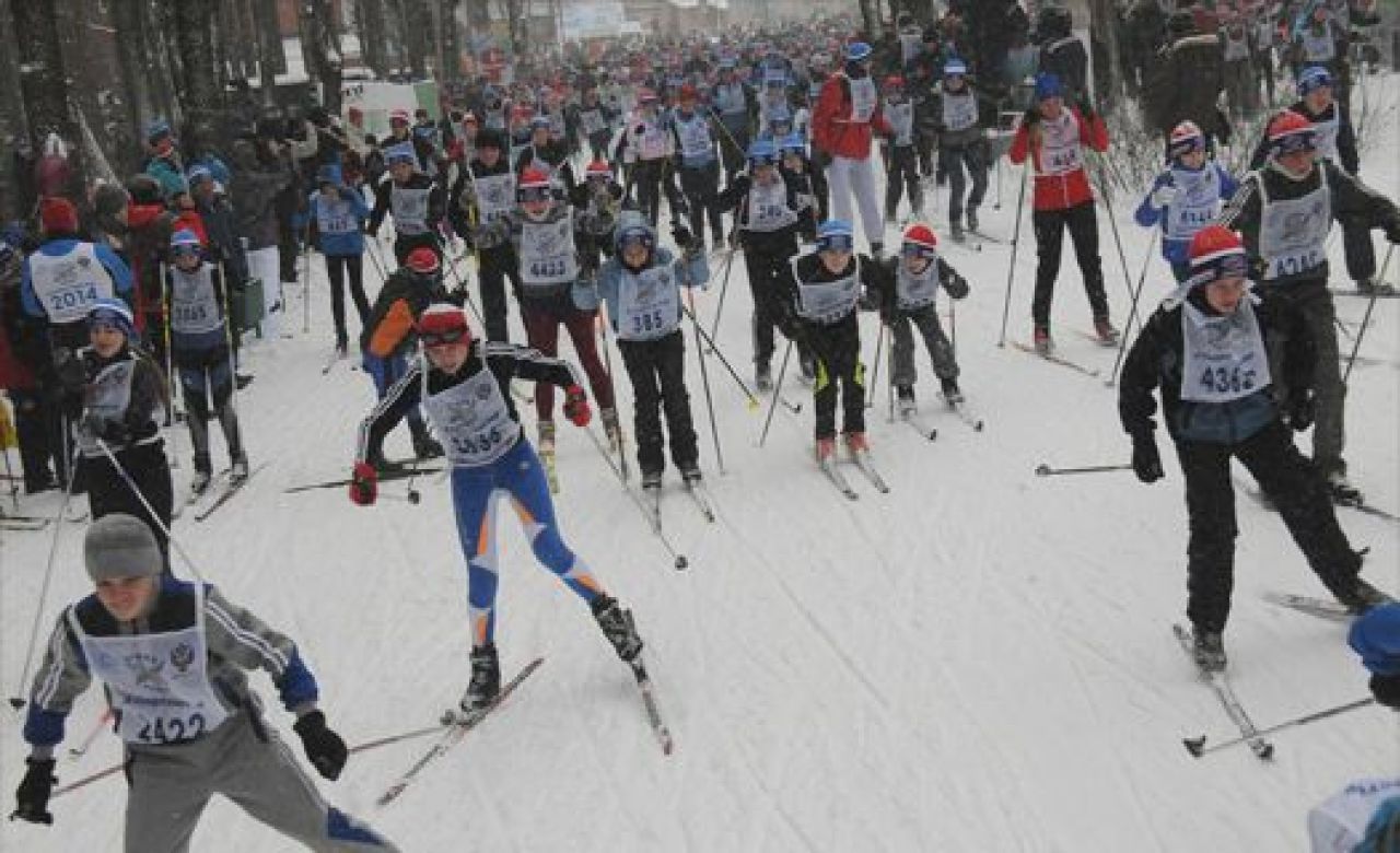 В Воронеже на «Лыжне России» раздали 3 тысячи сосисок и 500 порций каши