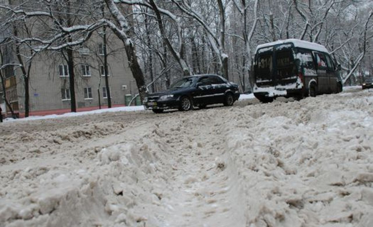 На остановке «Работница» пассажирка маршрутки провалилась в открытый люк