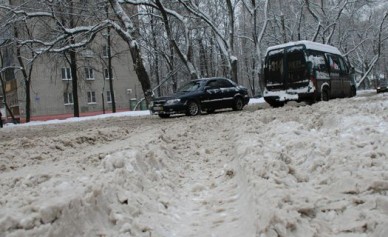 На остановке «Работница» пассажирка маршрутки провалилась в открытый люк