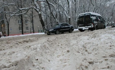 На остановке «Работница» пассажирка маршрутки провалилась в открытый люк