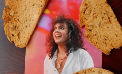 Воронежская поклонница Филиппа Киркорова испекла для певца сухарики и торт