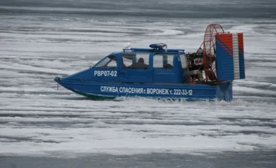 Трёх тонущих человек вытащили спасатели из полыньи на Воронежском водохранилище