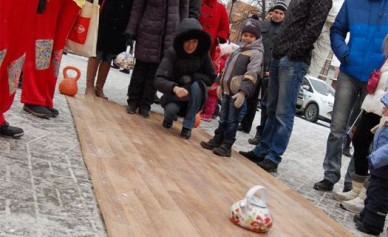 Воронежцы на Советской площади играли в кёрлинг чайниками