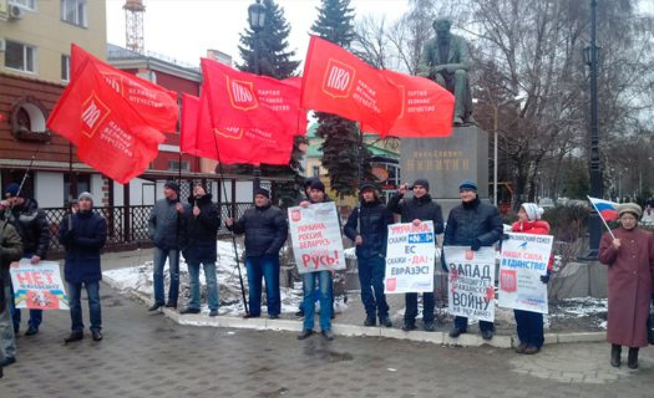 Участники пикета у памятника Никитину в Воронеже.