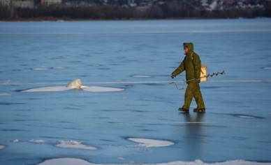На Воронежском водохранилище под лёд провалился рыбак с пятилетним сыном