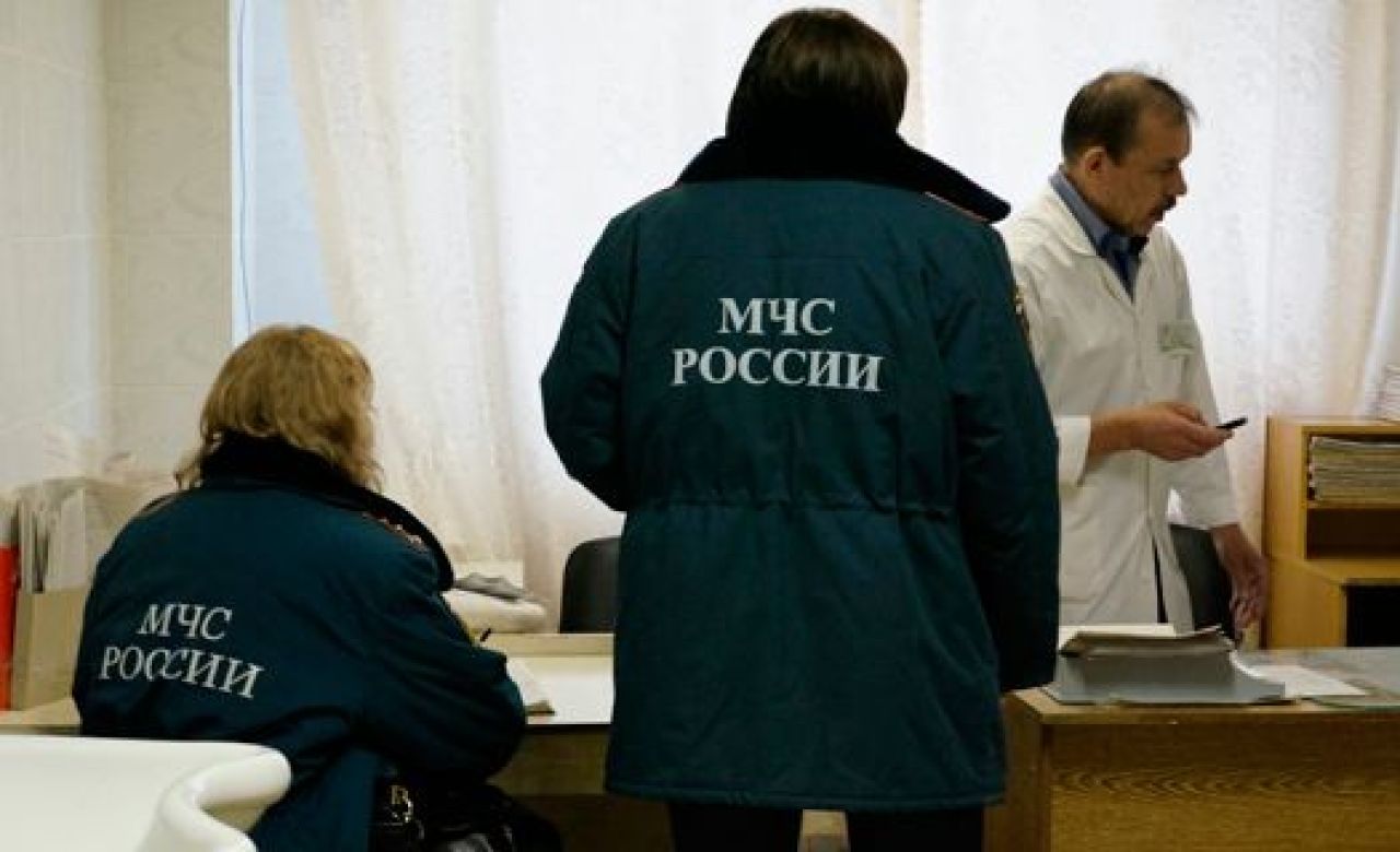 Сотрудники МЧС в Больнице "Электроника" готовы оказать помощь родственникам пострадавших в ДТП у кафе "Дон Кихот".