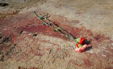 К месту гибели людей у кафе «Дон Кихот» воронежцы несут цветы