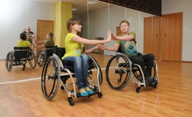 В Воронеже нашлись добровольцы, которые помогают паре танцоров-колясочников добираться на репетиции