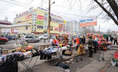 В Воронеже на месте снесённых киосков появились стихийные рынки