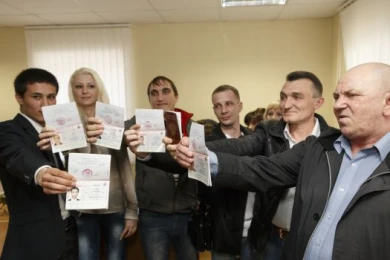 В Воронеже торжественно вручили российские паспорта семерым крымчанам