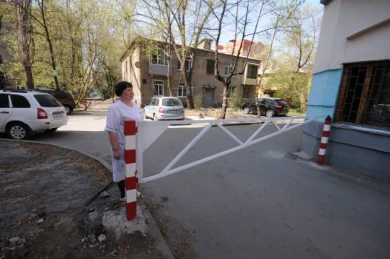 Шлагбаумы во дворах перекрыли подъезд к детскому саду