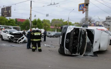 В Воронеже «Инфинити» при столкновении с микроавтобусом перевернулся в воздухе и рухнул на перекрёстке