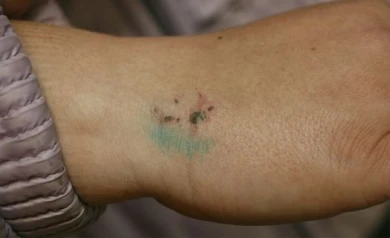 В пригородном автобусе пенсионерка укусила женщину, не желая убирать сумку с сидения