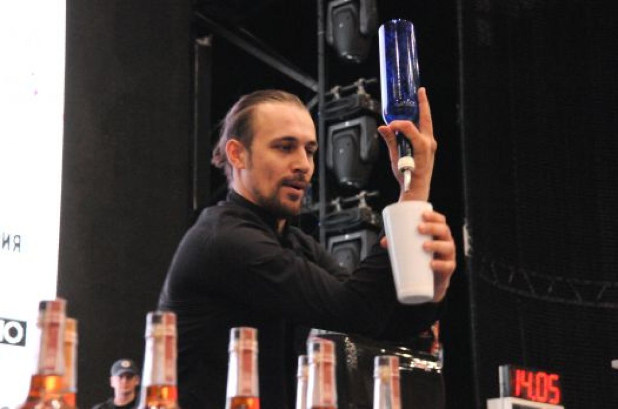 В Воронеже бармены из России и стран ближнего зарубежья соревновались в быстроте наливания пива