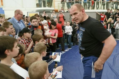 Александр Карелин боролся в Воронеже с юными спортсменами, которые весят как его рука