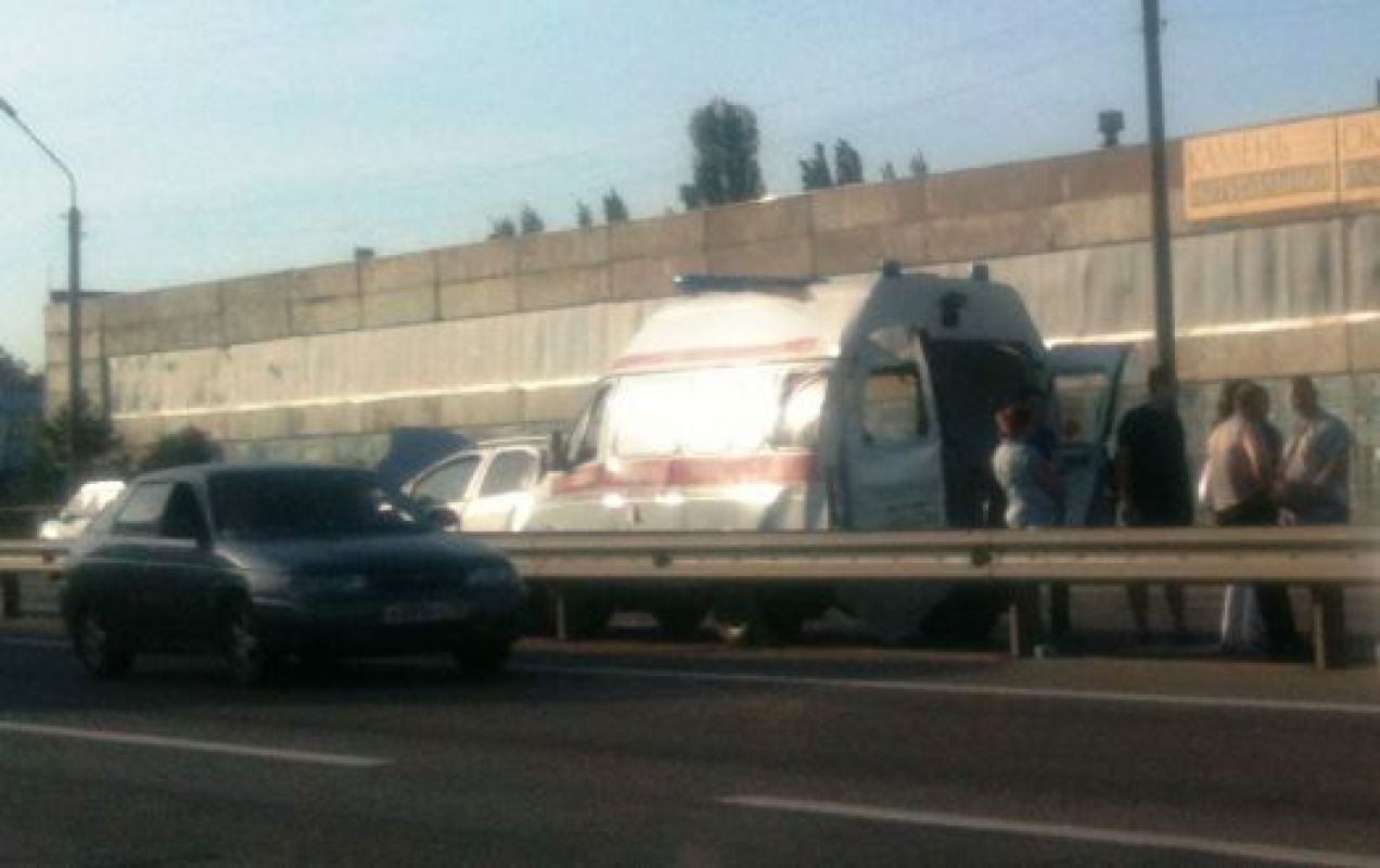 Под Воронежем в столкновении скорой, фуры и легковушки пострадал пешеход