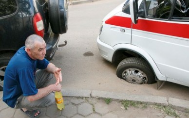 В Воронеже машина скорой помощи провалилась под асфальт