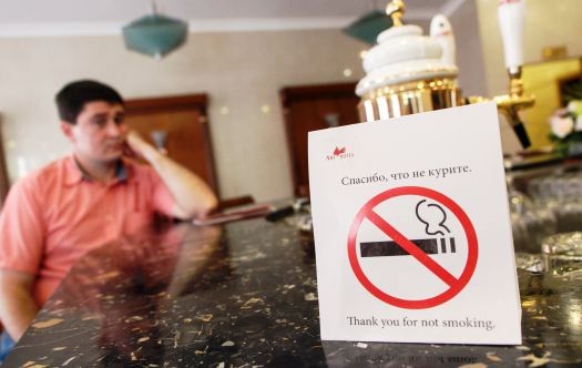 Двери всех кафе, ресторанов и гостиниц буквально пестрят табличками, запрещающими курение