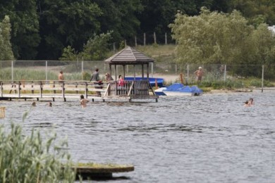 Воронежцам, отдыхавшим на пляже санатория им.Горького, пришлось спасаться от гра...