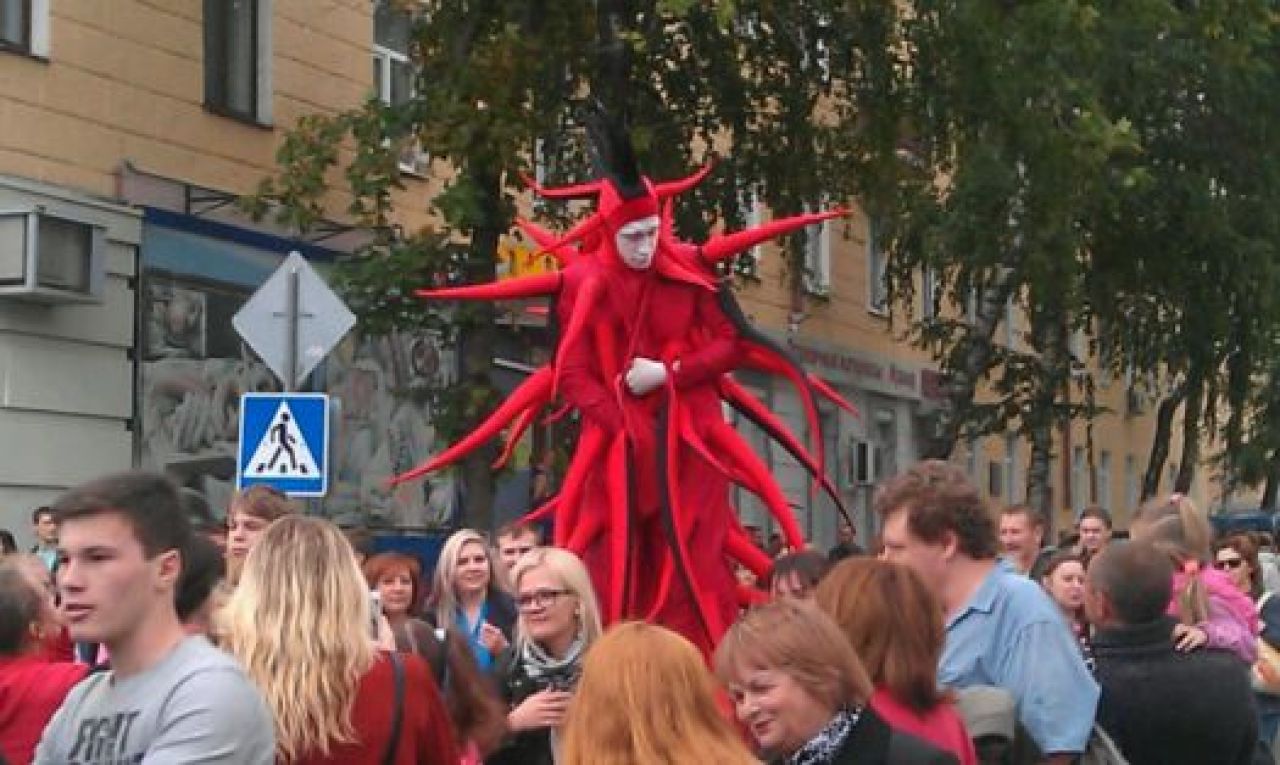 В Воронеже уличные артисты трепали и подбрасывали ребенка на высоту 2,5 метра