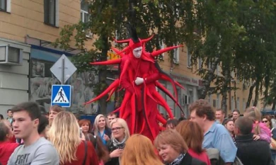 В Воронеже уличные артисты трепали и подбрасывали ребенка на высоту 2,5 метра