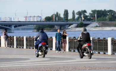 На Адмиралтейской площади лихачат нетрезвые байкеры-подростки