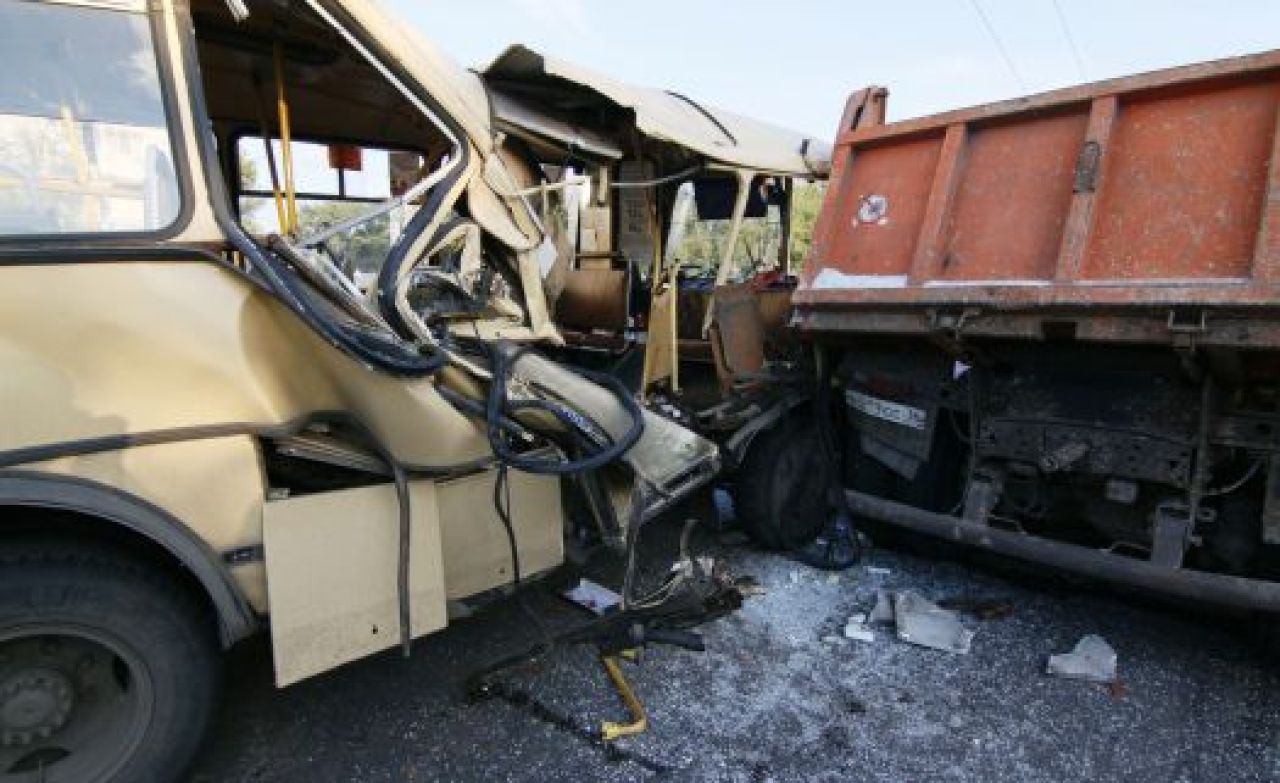 При столкновении "ПАЗика" и КамАЗа пассажиров порезало стёклами