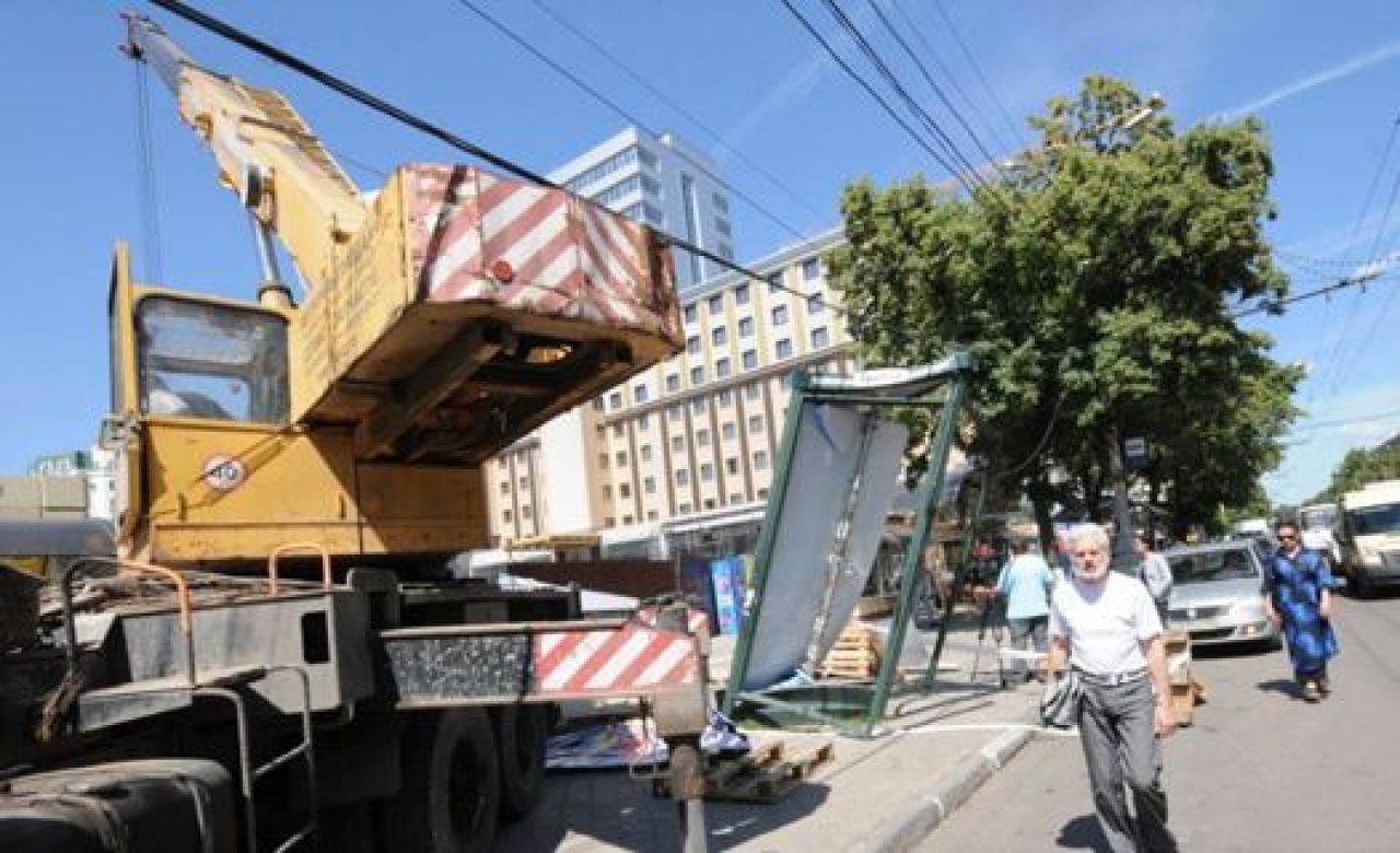 В Воронеже упавший на улице Кирова кран едва не убил прохожего