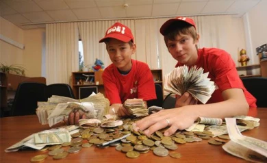 Юные газетчики передали 14,5 тысячи рублей для беженцев из Украины