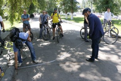 Воронежские чиновники проехали по городу на велосипедах ради развития дорожной и...