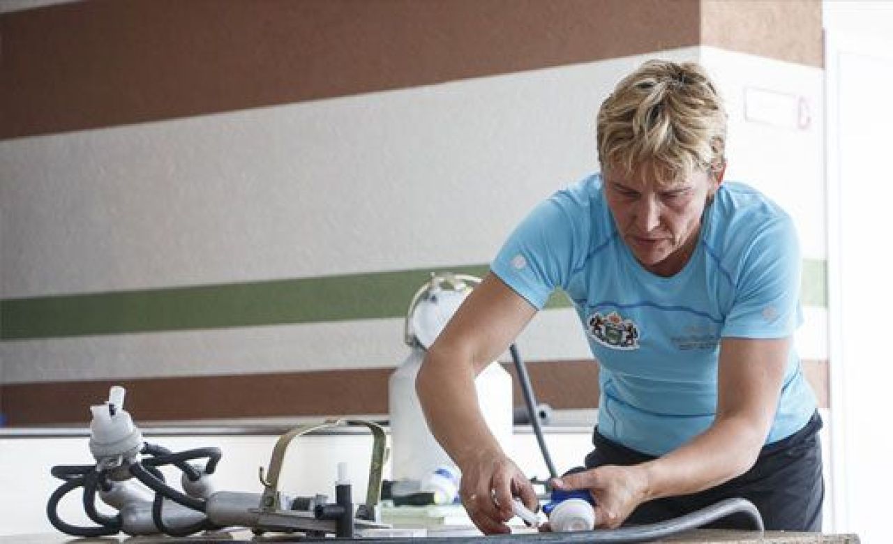 Под Воронежем доярки и дояры соревнуются в поднятии гирь, беге и сборке доильного аппарата на время