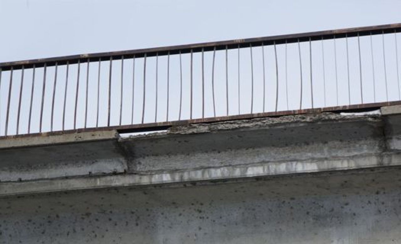 Северный мост, разрушаясь, продолжает повреждать автомобили