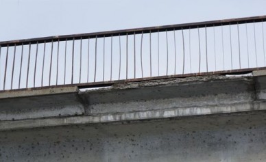 Северный мост, разрушаясь, продолжает повреждать автомобили