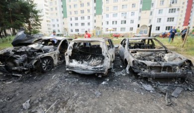 Во время ночного пожара на охраняемой автостоянке огонь повредил сразу шесть маш...